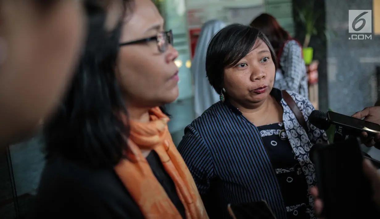 Antarini Arna dan Anis Hidayah, warga yang tergabung dalam Aliansi Warga Cinta Depok, memberikan keterangan di kantor Ombudsman RI, Jakarta, Jumat (26/7/2019). Warga Depok datang mengadu ke Ombudsman perihal pemisahan lahan parkir untuk laki-laki dan perempuan. (Liputan6.com/Faizal Fanani)