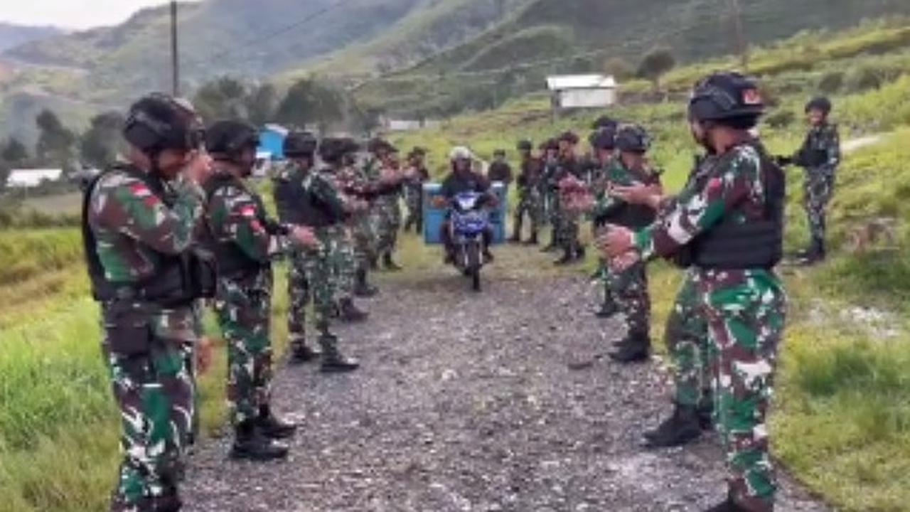Rupanya, sosok Pakde tersebut merupakan penjual kue. Dagangan miliknya sukses menuai atensi para prajurit hingga menjadi andalan.&nbsp;