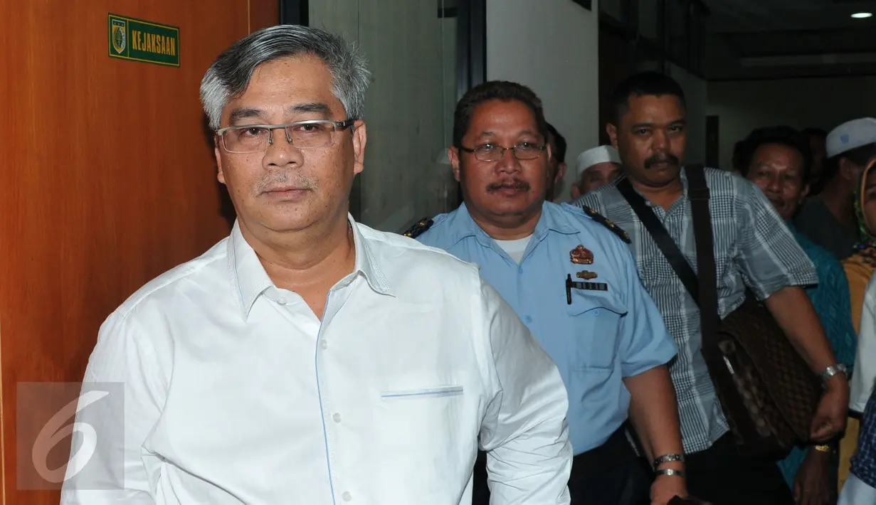 Eks Ketua MK Akil Mochtar jelang menjalani sidang di Pengadilan Tipikor, Jakarta, Senin (5/10/2015). Akil menjadi saksi persidangan Bupati Empat Lawang Budi Antoni terkait kasus suap sengketa pilkada Kabupaten Empat Lawang. (Liputan6.com/Andrian M Tunay) 