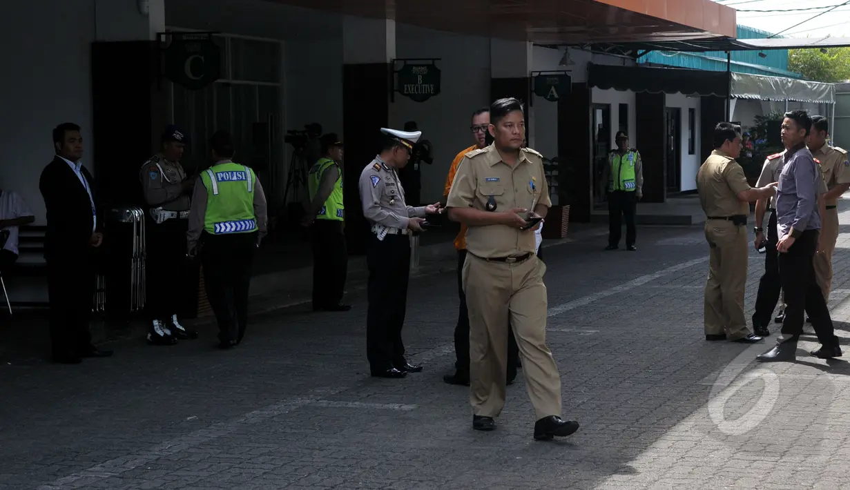 Suasana Rumah Duka Abadi yang menjadi tempat persemayaman dua terpidana mati Duo Bali Nine Andrew Chan dan Myuran Sukumaran, Jakarta, Rabu (29/4/2015). Sejumlah polisi tampak berjaga-jaga di sekitar lokasi. (Liputan6.com/JohanTallo)