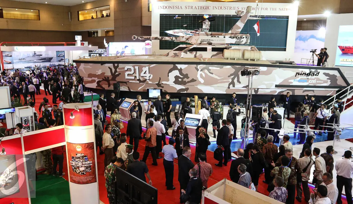 Suasana dalam pameran Indo Defence 2016 Expo & Forum di JIExpo Kemayoran, Jakarta, Rabu (2/11). Sebanyak 844 peserta dari 45 negara mengikuti pameran dua tahunan ini. (Liputan6.com/Faizal Fanani)