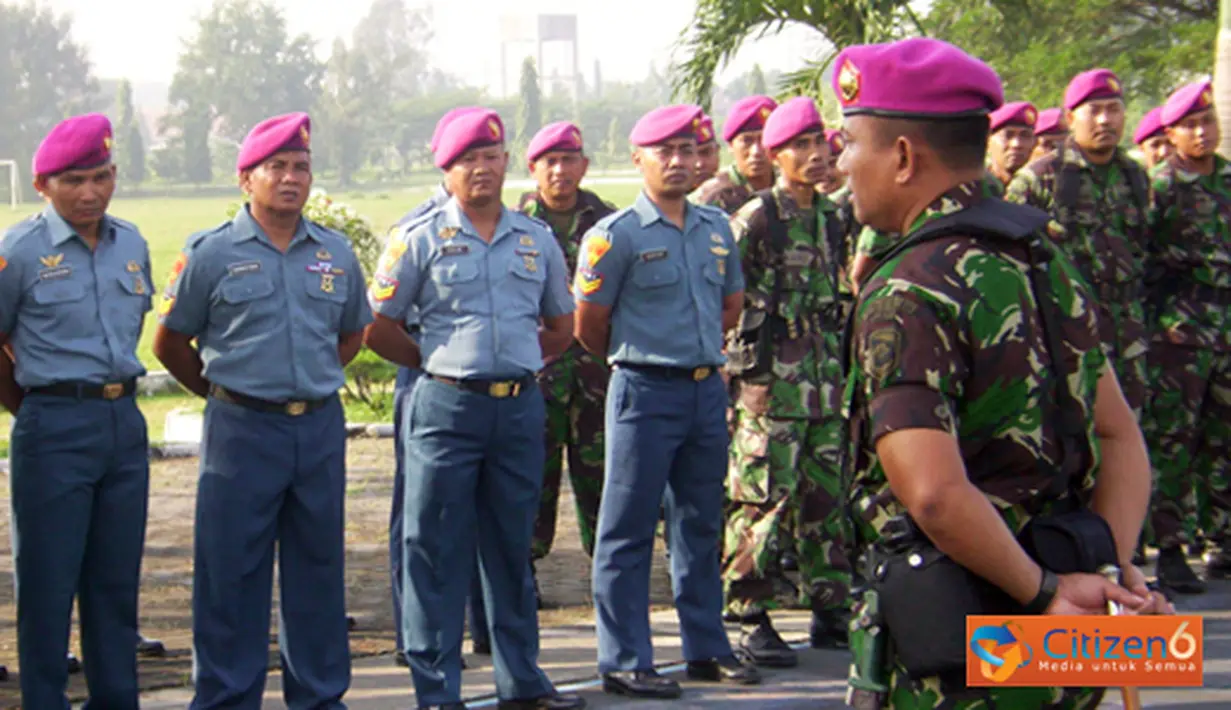 Citizen6, Surabaya: Danyonzeni-1 Mar I Dewa Gede R selaku Irup pada upacara Kenkat anggota Yonzeni-1 Mar dilapangan apel Batalyon Zeni-1 Mar Trian Sutedi Senaputra Karangpilang Surabaya, Kamis(12/4). (Pengirim: Budi Abdillah)
 