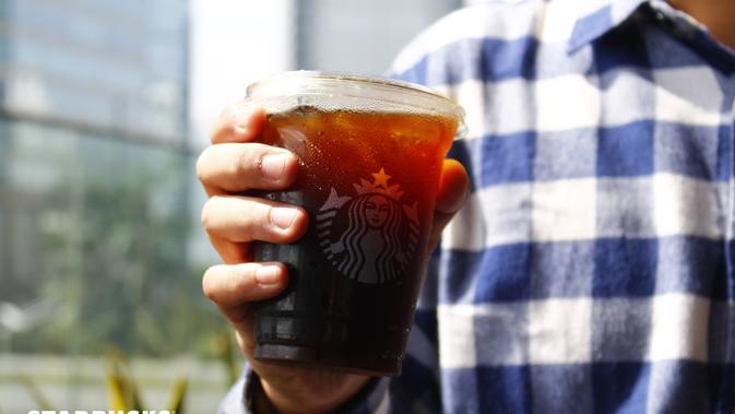 Gerai-gerai Starbucks di Indonesia mulai beralih ke kemasan plastik berbahan rPET. (dok. Starbucks Indonesia)