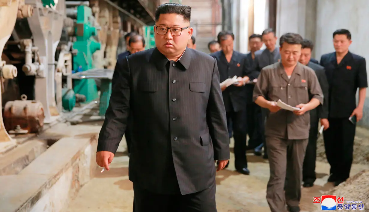 Pemimpin Korea Utara, Kim Jong-un saat meninjau Sinuiju Chemical Fiber Mill di Sinuiju, Korea Utara (2/7). (Korean Central News Agency/Korea News Service via AP)
