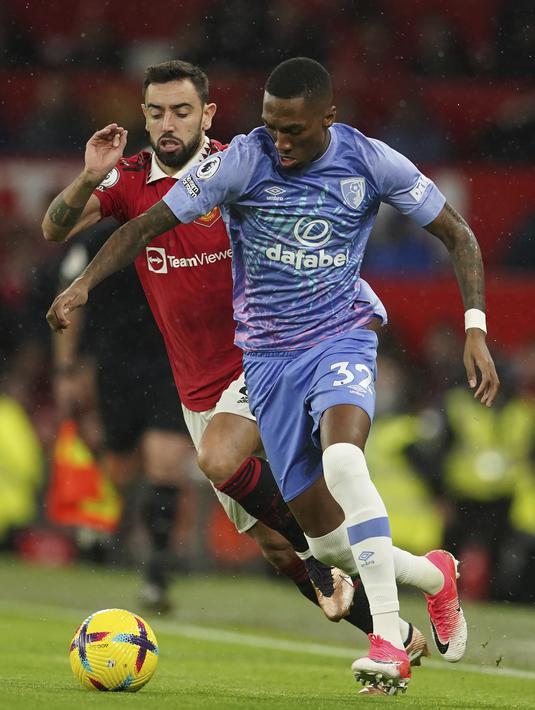 Gelandang Manchester United, Bruno Fernandes berusaha merebut bola dari pemain Bournemouth, Jaidon Anthony pada pertandingan lanjutan Liga Inggris di Old Trafford di Manchester, Inggris, Rabu (4/1/2023). Tambahan tiga poin membuat MU kukuh di posisi keempat klasemen Liga Inggris dengan 35 poin. (AP Photo/Dave Thompson)