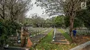 Petugas membersihkan di lokasi makam almarhumah Ani Yudhoyono, istri Presiden Ke-6 RI yang berada di Blok M 129 Taman Makam Pahlawan (TMP) Kalibata, Jakarta, Sabtu, (01/6/2019). Ani Yudhoyono rencana akan dimakamkan pada hari Minggu, pukul 13.00 WIB. (Liputan6.com/Faizal Fanani)