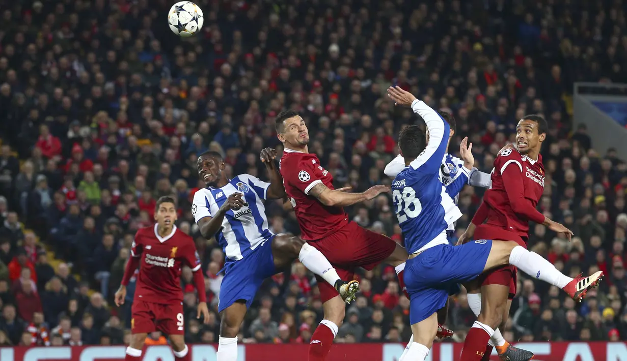 Ekspresi para pemain Liverpool dan FC Porto saat berebut bola pada leg kedua Liga Champions di Anfield Stadium, Liverpool, (6/3/2018). Liverpool bermain imbang 0-0. (AP/Dave Thompson)