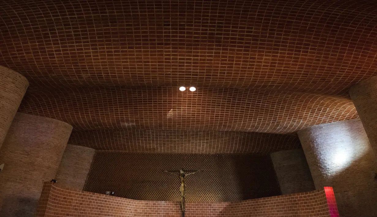 Pemandangan langit-langit Gereja Kristus Sang Pekerja dan Bunda Maria dari Lourdes di Estacion Atlantida, Uruguay, 26 Juli 2021. UNESCO mempertimbangkan gereja yang didirikan insinyur Uruguay Eladio Dieste pada tahun 1958 ini sebagai Warisan Kemanusiaan untuk Budaya. (AP Photo/Matilde Campodonico)