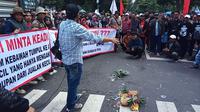 Aksi lempar nanas oleh sejumlah pedagang asal Subang yang terdampak pembongkaran jongko, depan Gedung Sate, Kota Bandung Selasa, 10 Juni 2025. (Liputan6.com/Dikdik Ripaldi).