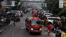 Sejumlah unit mobil pemadam dikerahkan ke lokasi kebakaran di kawasan Jalan Sabang, Kebon Sirih, Jakarta Pusat, Minggu (8/10). Menyusul ada kebakaran, Jalan Sabang ditutup sementara untuk memperlancar proses pemadaman. (Liputan6.com/Angga Yuniar)