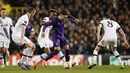 Gelandang Fiorentina, Mauro Zarate (kedua kanan) berusah melewati tiga pemain Fiorentina di leg kedua babak 32 besar Liga Europa di White Hart Lane, London, Inggris (26/2). Tottenham menang atas Fiorentina dengan skor 3-0. (Reuters/Matius Childs)