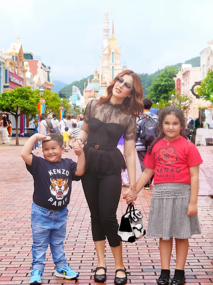 Gaya Serba Hitam Tasya Farasya Ajak Anak Liburan ke Disneyland Hong Kong, Putrinya Jadi Princess