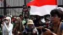 Aktivis Barisan Oposisi Indonesia (BOI) melakukan aksi unjuk rasa mendesak pembersihan dugaan mafia alat utama sistem persenjataan (alutsista) di depan Gedung Kompleks Parlemen, Jakarta, Kamis, 27 Agustus 2026. (KLY/ Arie Basuki)