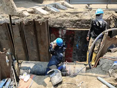 Aktivitas pekerja saat memasang pipa gas, Jakarta, Rabu (30/9/2015). PT Perusahaan Gas Negara Tbk (PGN) mengklaim siap menjadi aggregator gas atau badan penyangga gas nasional. (Liputan6.com/Faizal Fanani)