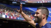 Arda Turan, pemain asal Turki yang direkrut Barcelona dari Atletico Madrid sebesar 41 juta euro diperkenalkan secara resmi kepada publik dalam suatu acara di Camp Nou, Barcelona. Jumat (10/7/2015). (AFP/Lluis Gene)