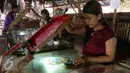 Sejumlah pekerja menyablon plastik untuk pembuatan lilin di industri rumahan, Di Tangerang, Rabu (4/1). Menjelang perayaan tahun baru China (Imlek) pesanan hio melonjak drastis hingga 300 persen. (Liputan6.com/Angga Yuniar)