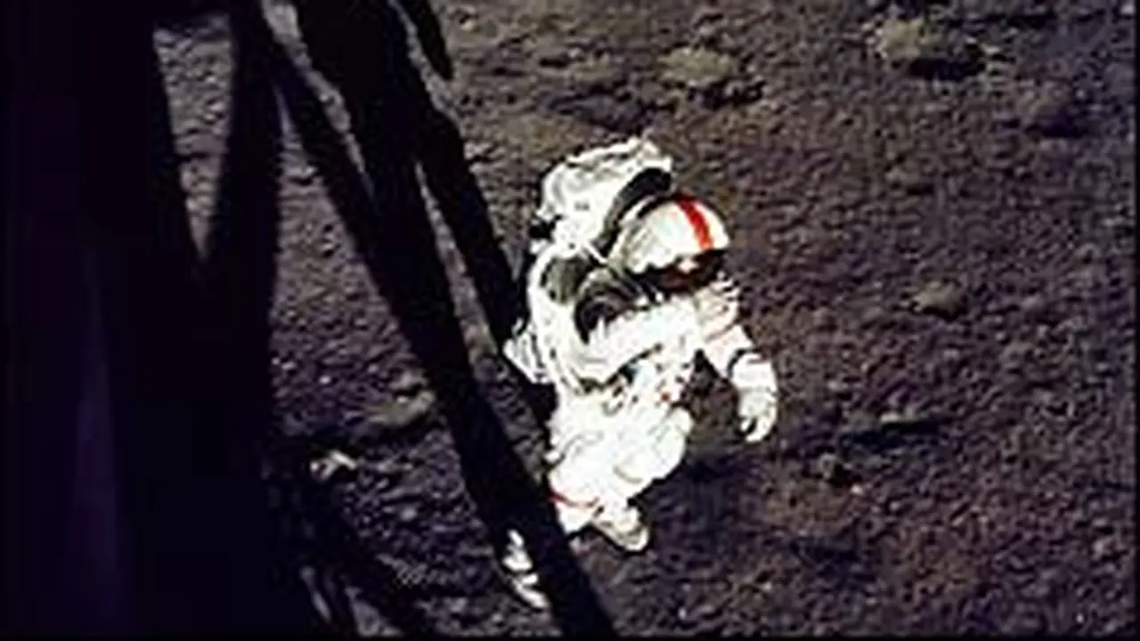 Alan Shepard meninggalkan bulan untuk pertama kalinya.