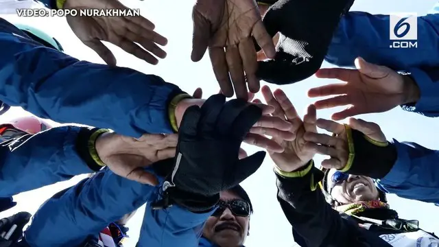 Sejumlah anggota Pramuka melakukan pendakian di Mont Blanc.