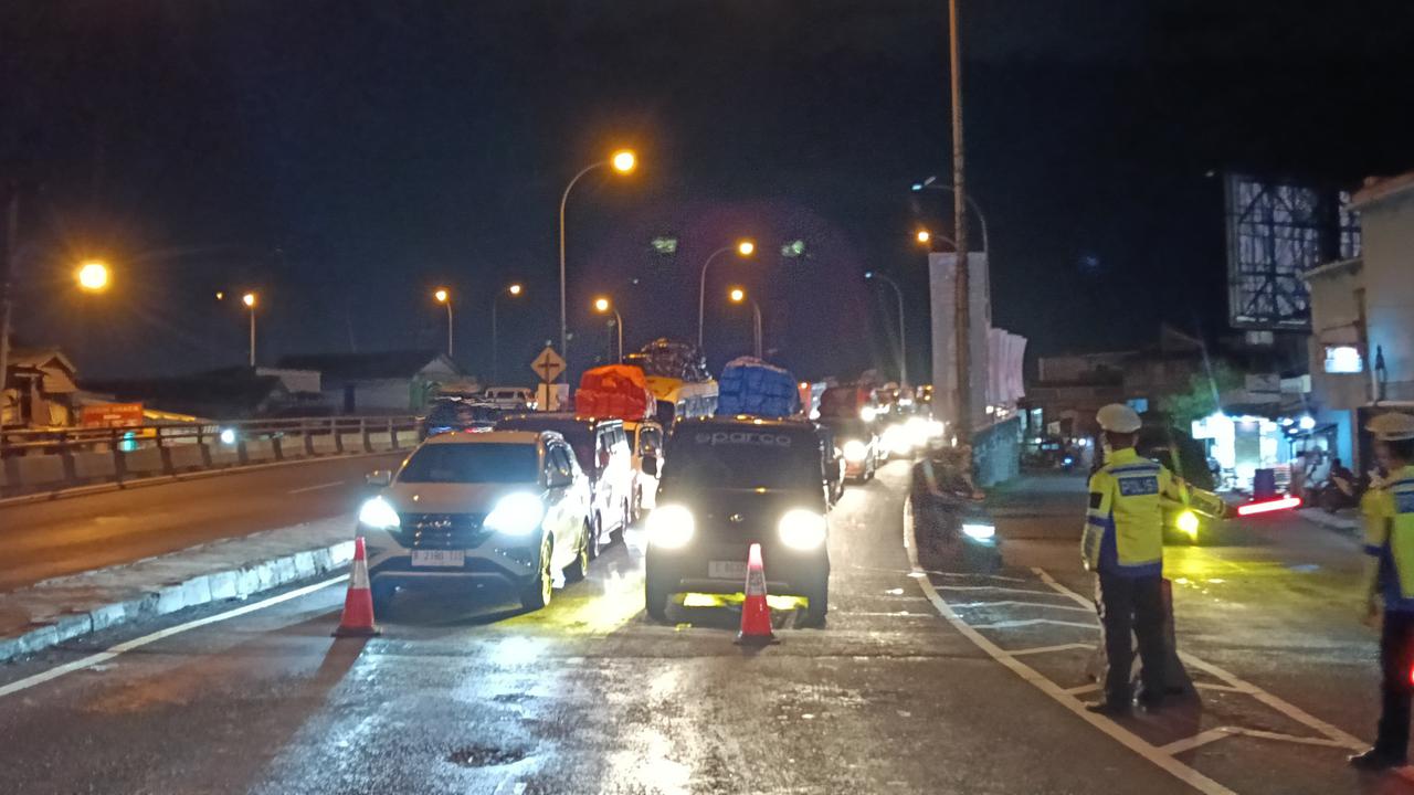Arus Balik Mudik Lebaran 2026, Buka-Tutup Diberlakukan di Rest Area KM 52B Tol Jakarta-Cikampek