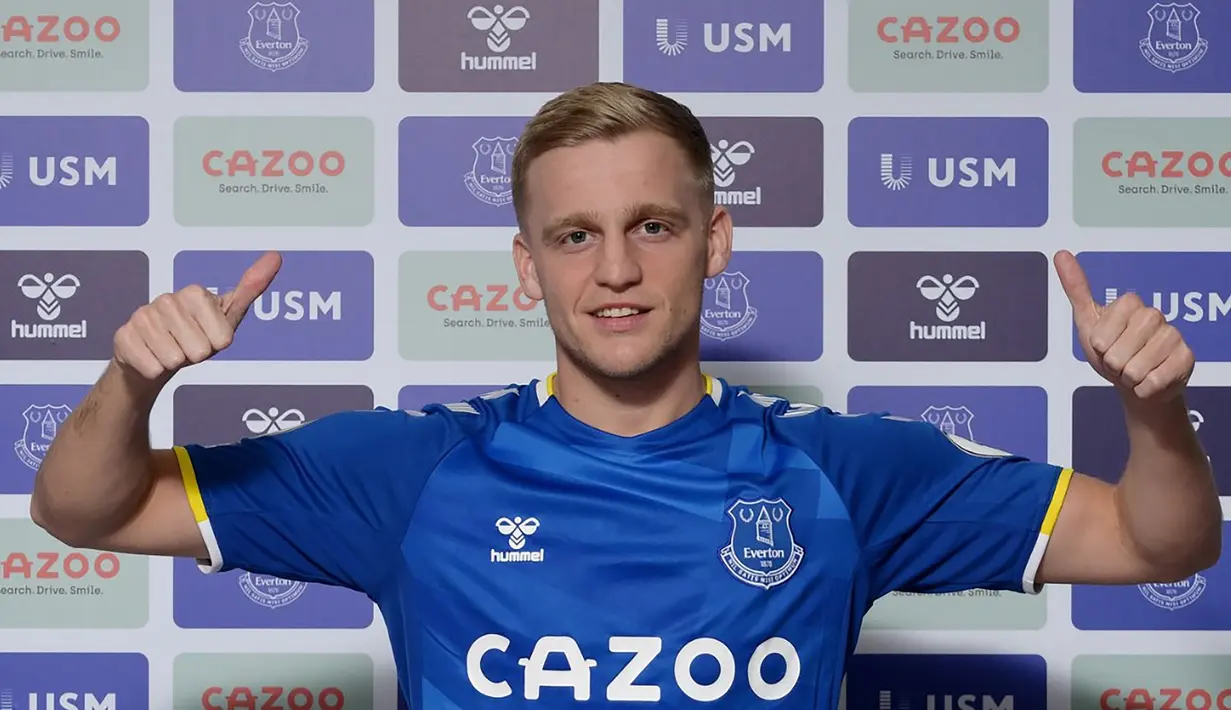 Donny van de Beek. Gelandang berusia 24 tahun ini baru saja didatangkan Everton dari MU di batas akhir bursa transfer musim dingin 2021/2022 dengan status pinjaman hingga akhir musim. Minimnya menit bermain di bawah Solskjaer maupun Rangnick jadi alasan utama ia rela dipinjamkan. (evertonfc.com)