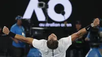 Rafael Nadal merayakan kemenangan atas Grigor Dimitrov pada semifinal Australia Terbuka 2017. Nadal diunggulkan pada final melawan Roger Federer, Minggu (29/1/2017). (AP Photo/Kin Cheung)
