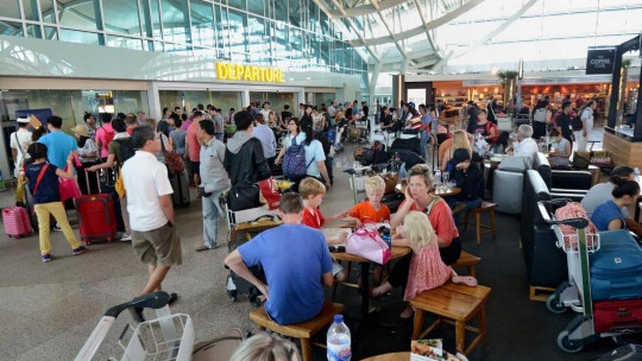 Wajah resah ribuan wisatawan terlantar di Bandara Ngurah Rai