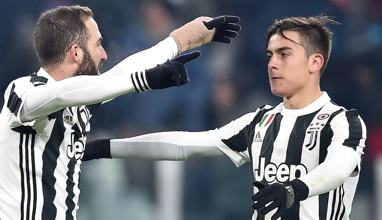 Pemain Juventus, Gonzalo Higuain dan rekan setimnya, Paulo Dybala merayakan gol ke gawang Genoa pada laga 16 besar Coppa Italia 2017-2018 di Allianz Stadium, Rabu (20/12). Juventus melaju ke perempatfinal usai menang 2-0. (Alessandro di Marco/ANSA via AP)