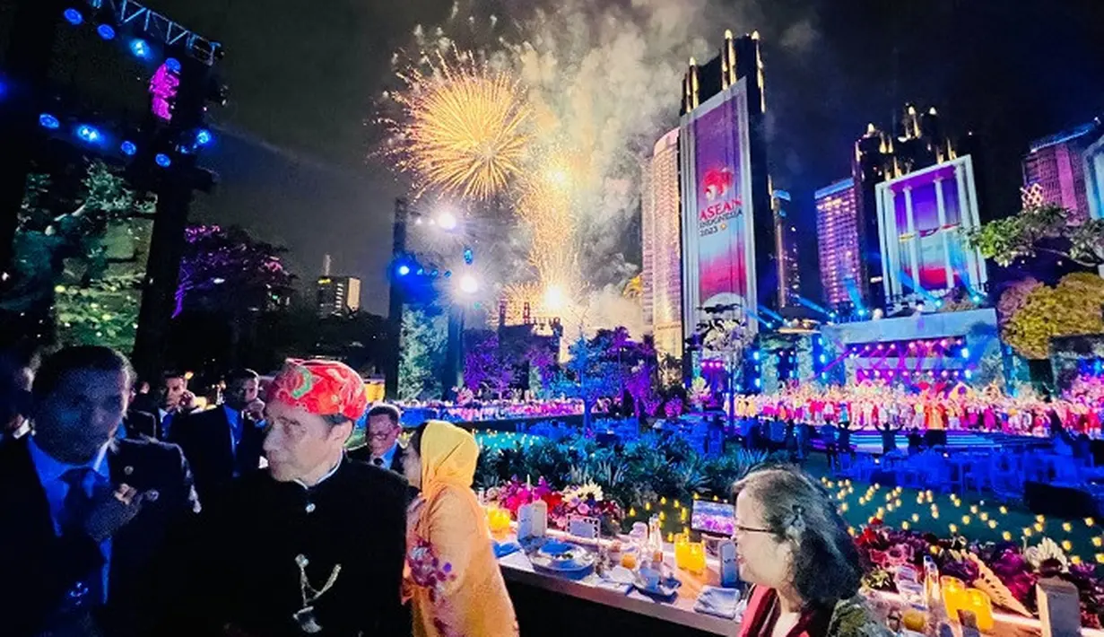 <p>Potret megahnya gala dinner KTT ASEAN 2023 yang diwarnai pesta kembang api hingga video mapping hiasi gedung-gedung pencakar langit Jakarta. (Dok. Muchlis Jr/Biro Pers Sekretariat Presiden)</p>