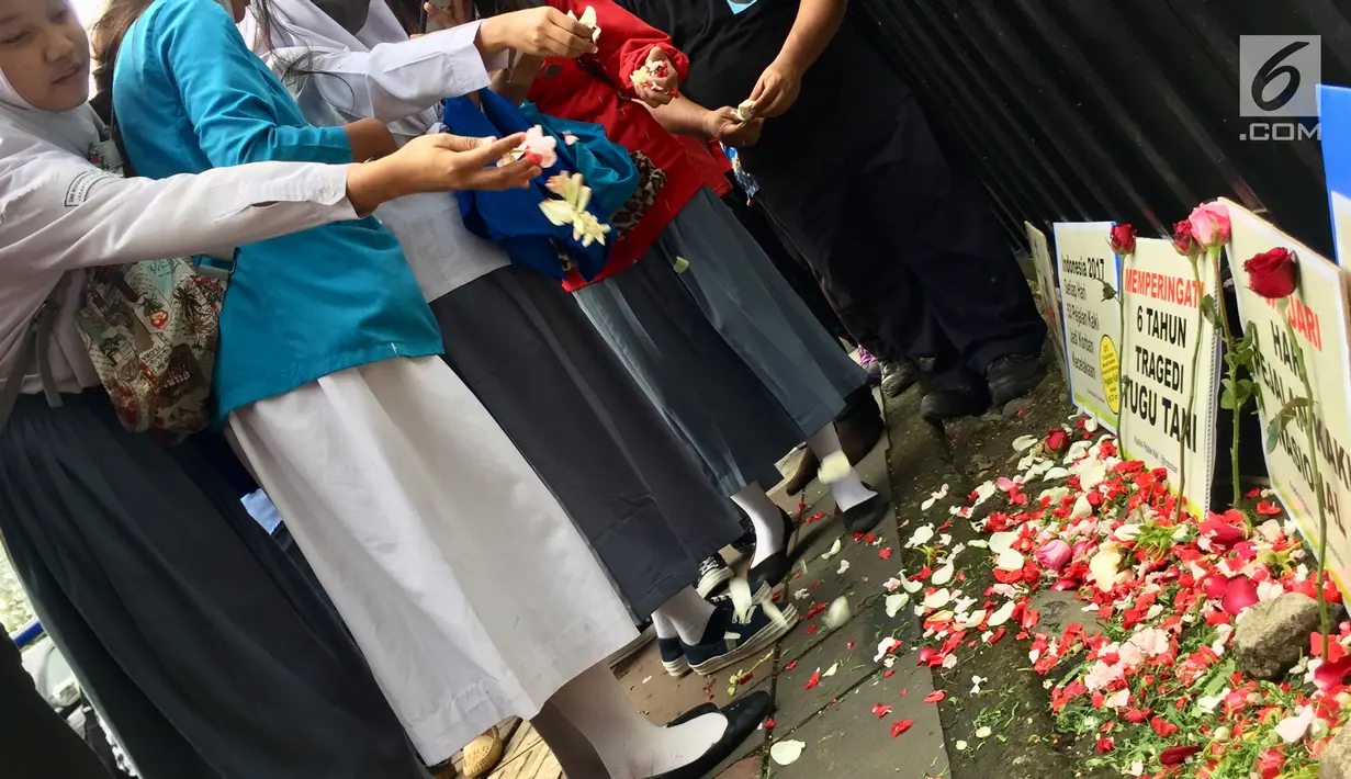 Aktivis Koalisi Pejalan Kaki menaburkan bunga di sekitar Halte Tugu Tani, Jakarta, Senin (22/1). Tragedi Tugu Tani menewaskan delapan pejalan kaki. (Liputan6.com/Immanuel Antonius)