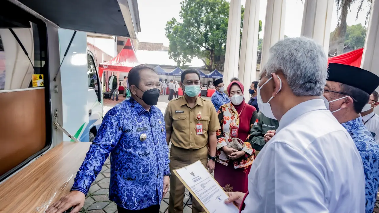 Bupati Jember Hendy Siswanto meninjau pelayanan perizinan gratis (Istimewa).