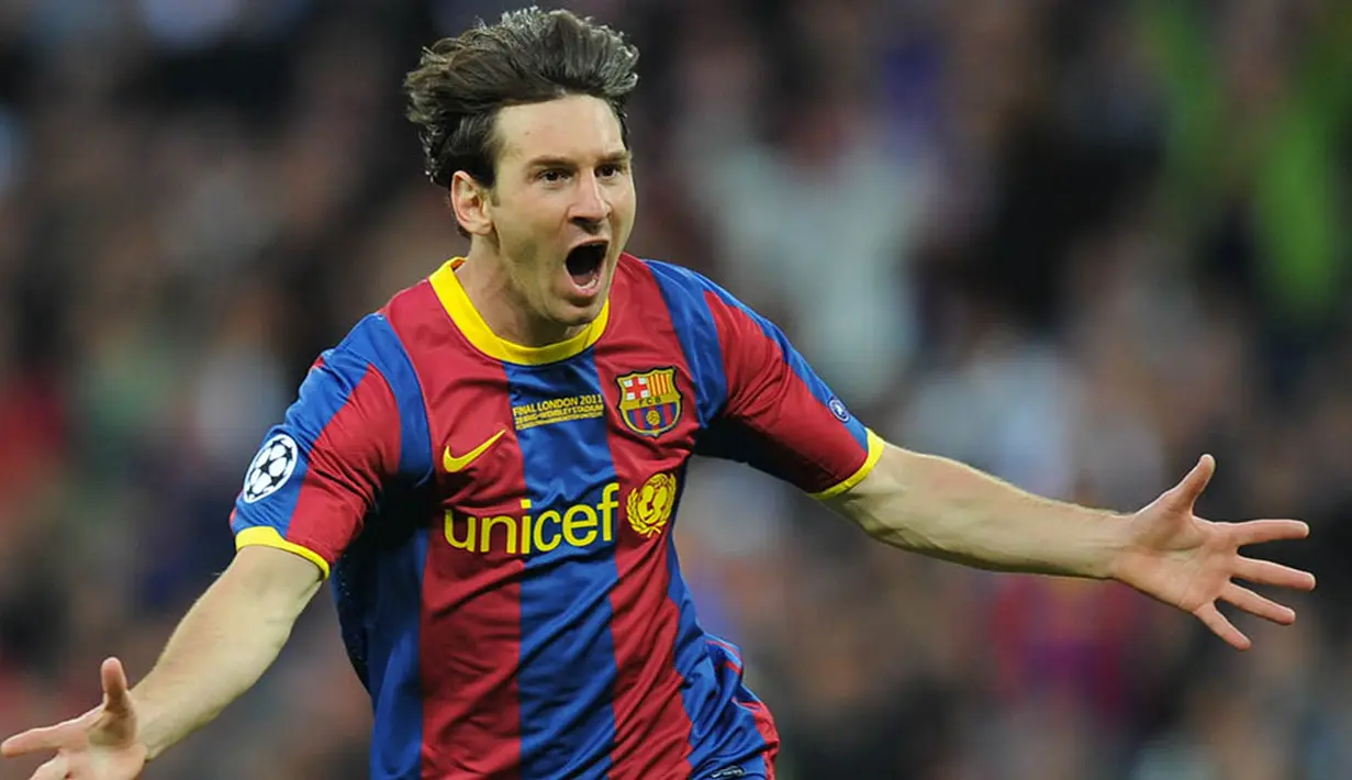 Lionel Messi - Gelandang asal Argentina itu sudah berhasil meraih gelar Ballon d'Or sebanyak lima kali. Penghargaan terakhirnya tahun ini tak lepas dari kontribusi Messi membawa Barca meraih lima gelar juara sepanjang 2015. (AFP/Lluis Gene)