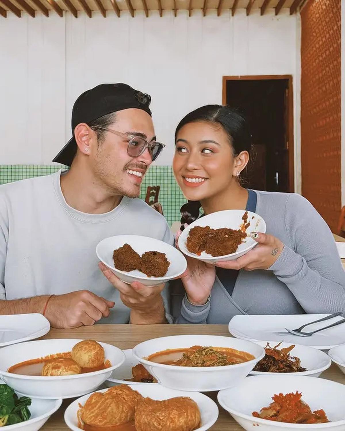 8 Potret Awkarin Ajak Pacar ke Padang, Bak Prewed Pakai Baju Adat