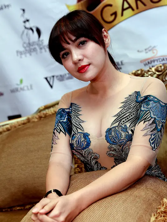 Ada 10 baju yang akan ditampilkan pada peragaan nanti di New York, dan Vicky Shu mempersiapkan 16 desain sepatu yang ia rancang. (Wimbarsana Kewas/Bintang.com)