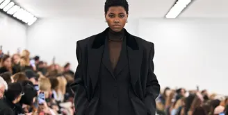 Matthew M. Williams tampaknya telah menemukan cara efektif mempresentasikan koleksi terbaru Givenchy. Sampai pertunjukan busana pria pada bulan Januari lalu, Williams berusaha memadukan seleranya dengan ciri khas Givenchy yang dibangun oleh Hubert de Givenchy. Foto: Document/Givenchy.