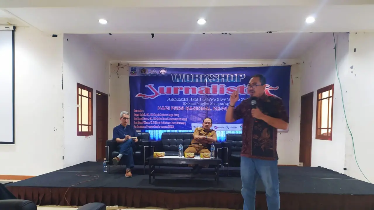 Kamsul Hasan, Ketua Bidang Kompetensi PWI Pusat, tengah memberikan materi mengenai Pedoman Pemberitaan Ramah Anak (PPRA) yang disusun Dewan Pers, dalam workshop jurnaistik di Garut, Jawa Barat.