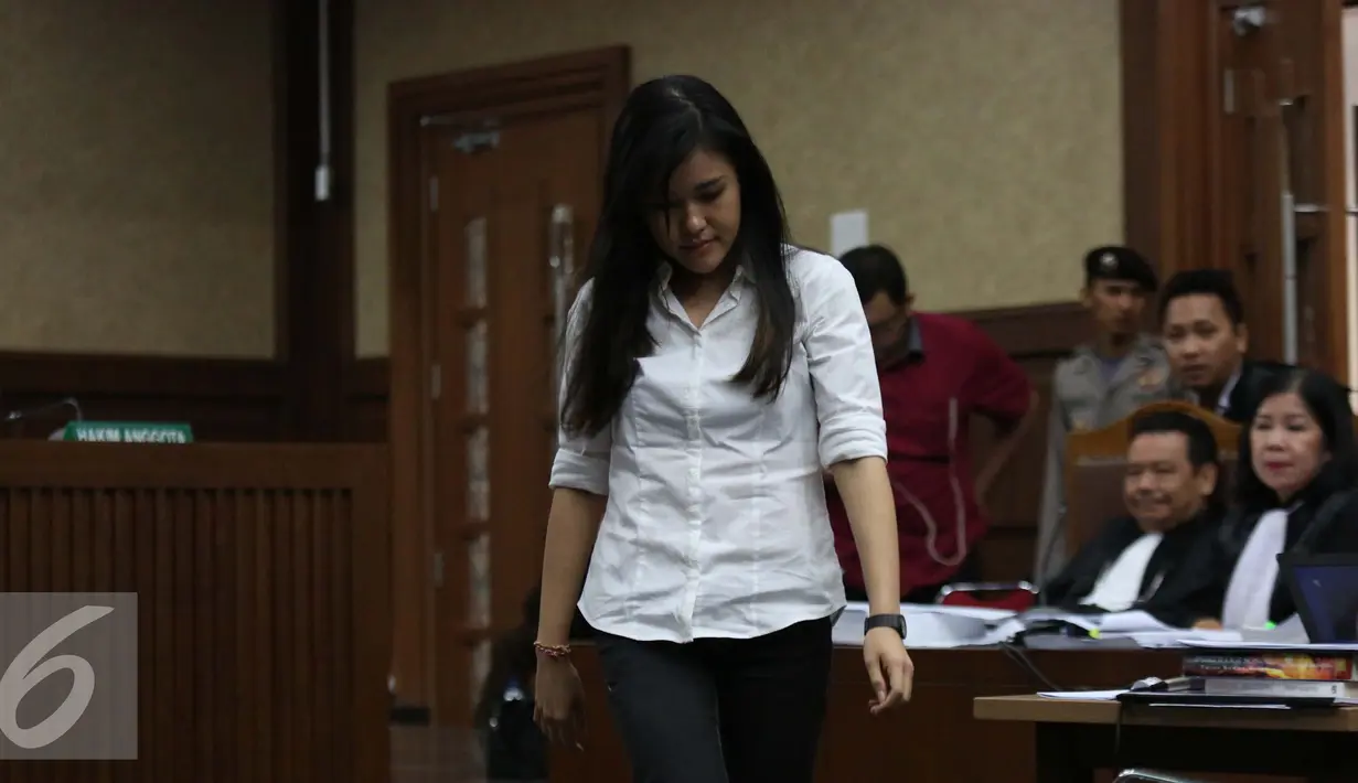 Jessica Kumala Wongso berjalan menuju kursi saat sidang ke-22, kasus kematian Mirna Wayan Salihin di Pengadilan Negeri Jakarta Pusat, Jakarta, Senin (19/9). (Liputan6.com/Helmi Afandi)