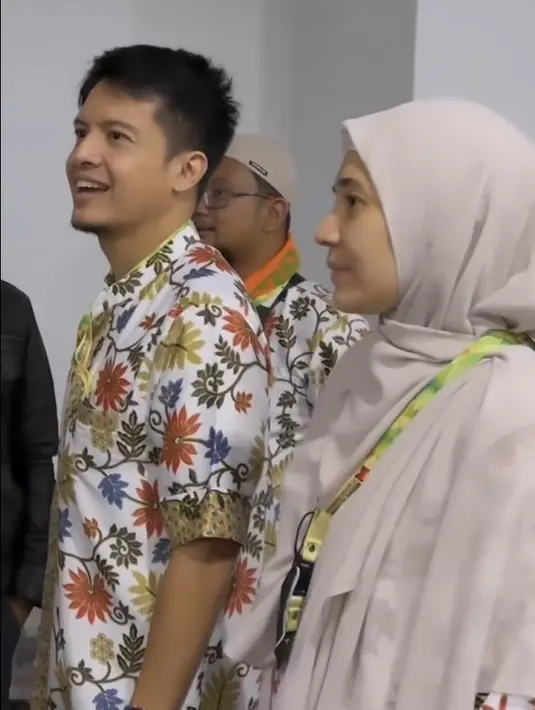 Potret terpancar dari keduanya akhirnya bisa menjalankan ibadah umrah bersama. "Alhamdulillah ahirnya bisa pergi berdua lagi Maaf lahir batin semuanya, mohon do’anya semoga lancar," tulis dhiniaminarti dalam unggahan saat meninggalkan Tanah Air 24 Desember lalu. [Instagram/dhiniaminarti/dimasseto_1]