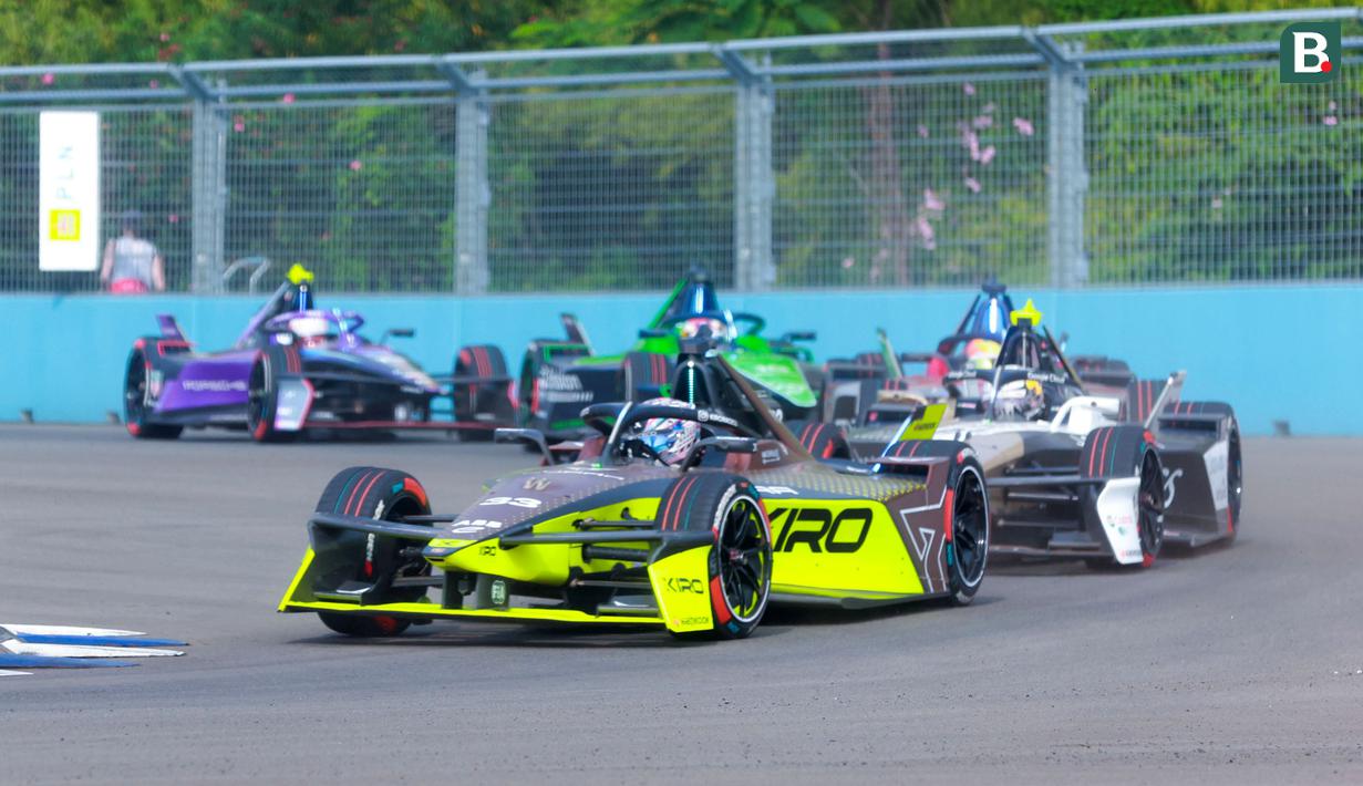 Pembalap tim Kiro Racing, Dan Ticktum (kiri) memimpin balapan saat ajang Jakarta E-Prix 2025 yang berlangsung di Jakarta International ePrix Circuit, Ancol, Sabtu (21/6/2025). (Bola.com/M Iqbal Ichsan)