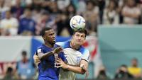 Bek Inggris, Harry Maguire (kanan) berebut bola dengan pemain Amerika Serikat, Haji Wright selama pertandingan grup B Piala Dunia 2022 Qatar di Stadion Al Bayt di Al Khor, Qatar, Sabtu (16/11/2022). Inggris bermain imbang atas Amerika Serikat dengan skor 0-0. (AP Photo/Luca Bruno)