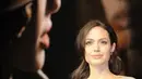“Dia (Angelina Jolie) seperti ingin selalu mengontrol dan mengetahui apapun meskipun kini mereka tengah berada dalam proses cerai,” tutur sumber. (AFP/Bintang.com)