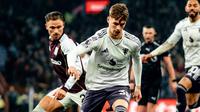 Gelandang Manchester United, Jack Fletcher (tengah), saat laga debutnya bersama MU utama melawan Aston Villa di Villa Park, Minggu (21-12-2025). (Dok. manutd.com)