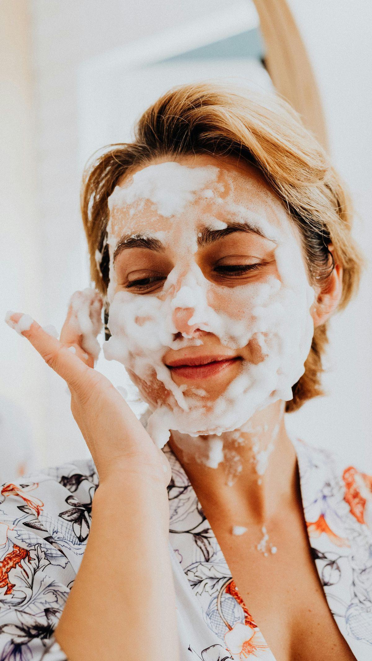 <b>Gunakan Facial Wash dengan Kandungan Bahan Oil Control&nbsp;</b>
