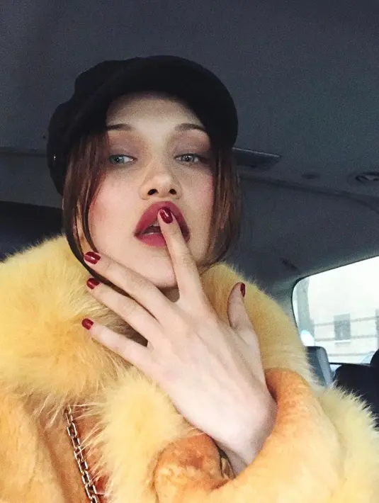 Meski dikabarkan bermesraan, Bella Hadid sendiri langsung mengklarifikasi dan menuliskan bahwa ia tak bermesraan dengan Abel di Coachella. (instagram/bellahadid)