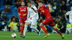 Pemain Real Madrid, Theo berebut bola dengan pemain Numancia, Dani Pedrosa pada leg kedua babak 16 besar Copa del Rey di Santiago Bernabeu, Kamis (11/1). Real Madrid harus menerima hasil imbang 2-2 dengan Numancia. (AP/Francisco Seco)