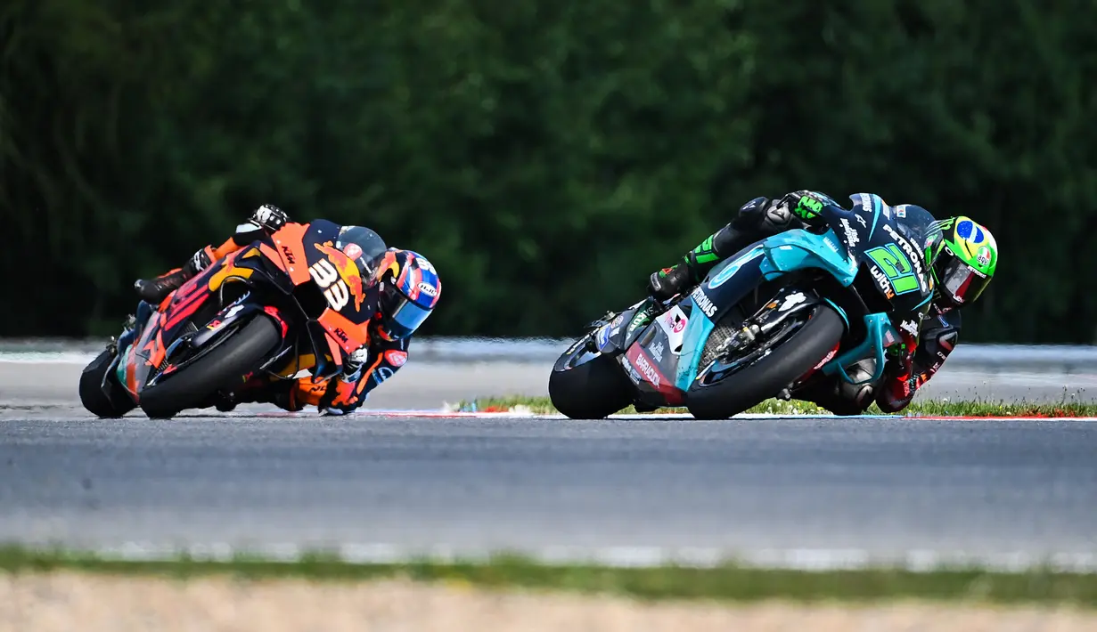 Pembalap Yamaha asal Italia Franco Morbidelli (dapan) dan pembalap KTM asal Afrika Selatan Brad Binder bersaing dalam MotoGP Ceko di Sirkuit Masaryk, Brno, Republik Ceko, Minggu (9/8/2020). (Joe Klamar/AFP)