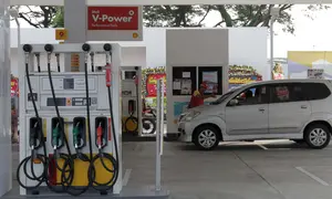 Petugas SPBU Shell mengisi bahan bakar mobil di kawasan bisnis Soewarna, Bandara Soetta, Tangerang, Banten, Kamis (19/4). Shell menambah SPBU di kawasan Bandara Soetta untuk memenuhi kebutuhan bahan bakar berkualitas.(Liputan6.com/Angga Yuniar)