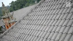 Atap rumah yang diselimuti abu vulkanik di kawasan Karangasem, Bali, Jumat (1/12). Meski beberapa kali telah diguyur hujan, namun abu vulkanik masih tampak di sejumlah desa di kaki Gunung Agung. (Liputan6.com/Immanuel Antonius)