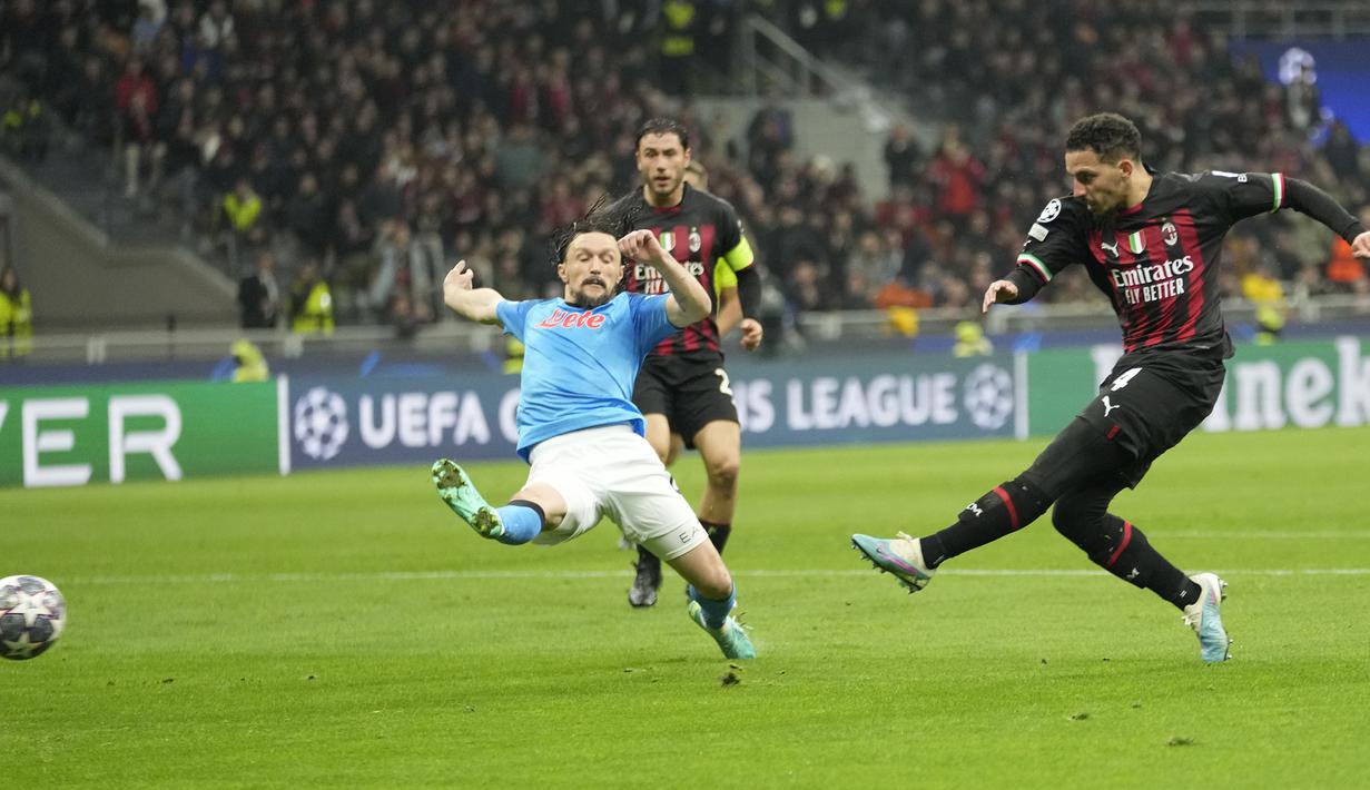 Pemain AC Milan, Ismael Bennacer mencetak gol ke gawang Napoli pada laga leg pertama perempat final Liga Champions 2022/2023 melawan Napoli di San Siro, Milan, Kamis (13/04/2023) dini hari WIB. (AP Photo/Luca Bruno)