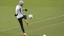 Bek PSG, Daniel Alves berusaha mengontrol bola saat mengikuti sesi latihan jelang menghadapi klub Spanyol Real Madrid pada babak 16 besar Liga Champions di Saint-Germain-en-Laye, Prancis (13/2). (AFP Photo/Lionel Bonaventure)