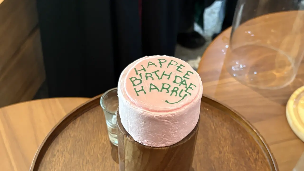 Kue “Happee Birthdae” hasil Kolaborasi Starbucks dan Harry Potter. [Anisha/Fimela]
